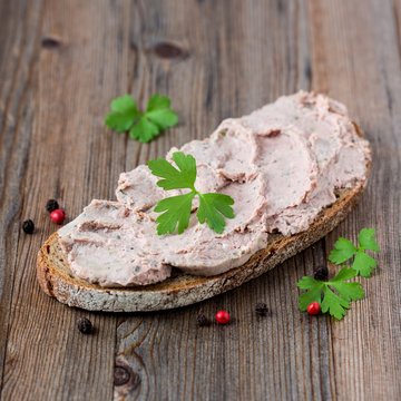 Roggenbrot mit Leberwurst