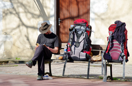 p&egrave;lerin  de compostelle sur un banc
