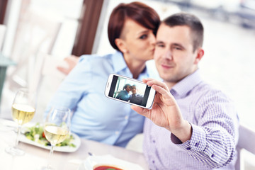 Fototapeta premium Kiss in a restaurant