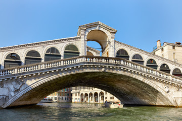 Fototapeta na wymiar Rialto Bridge on Canal Grande in Venice