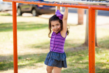 Obraz premium Hanging from handlebars and smiling