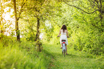 Obraz premium Young woman with bike
