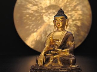 Buddha vor Gong