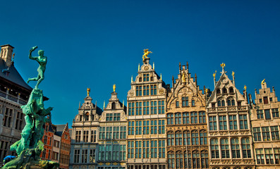 Fototapeta na wymiar Ładne domy w starym mieście Antwerpia, Belgia