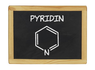 chemische Strukturformel von Pyridin auf einer Schiefertafel