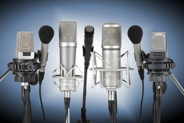 Eine Reihe Mikrofone