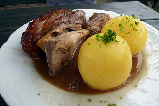 Sch&auml;uferla mit Kl&ouml;&szlig;en