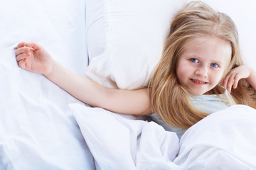 Obraz na płótnie Canvas Kid girl in bed .
