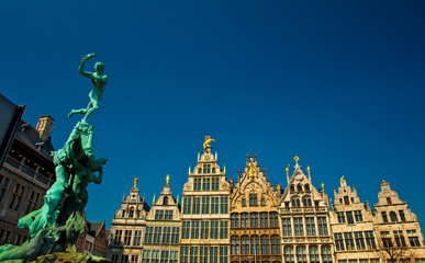 Fototapeta na wymiar Ładne domy w starym mieście Antwerpia, Belgia