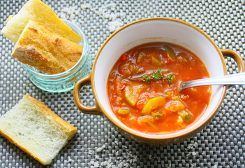 bol de soupe de tomates et croûtons 