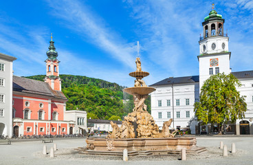 Fototapeta premium Słynny Residenzplatz z Residenzbrunnen w Salzburgu w Austrii