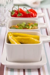 Crédence de cuisine en verre imprimé Gamme de produits Red and pickled green pepperoni with salad in food trys