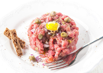 Beef tartare with spices, onions and capers