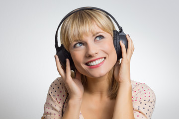 Mädchen hört Musik über Kopfhörer