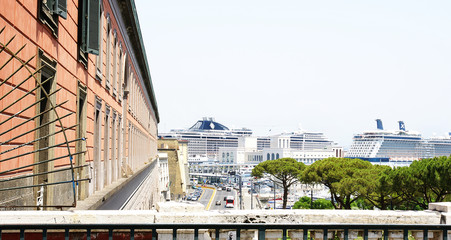 Panorámica del puerto de Nápoles, Italia