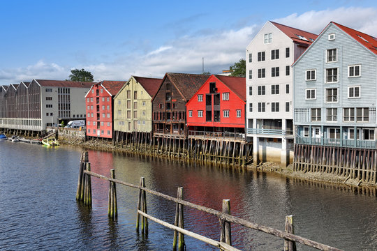 Historische Speicherhäuser in Trondheim am Nidelv