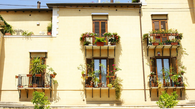 Fachada de balcones con macetas, Palermo, Italia