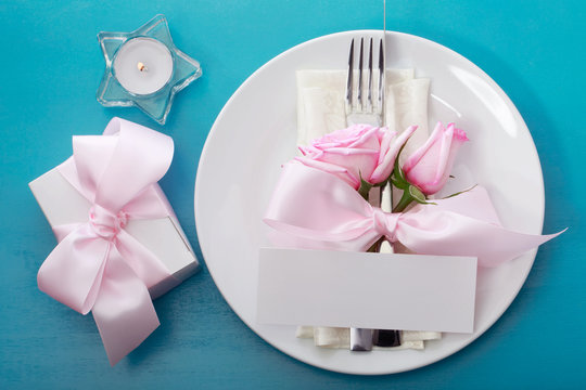 Table setting with pink roses