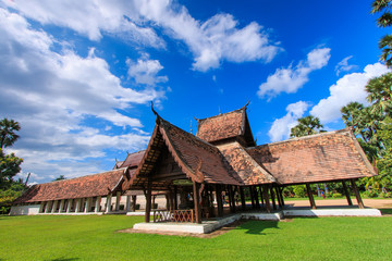 Fototapeta na wymiar Stary drewniany kościół w Wat Tonkain w Chiang Mai w Tajlandii