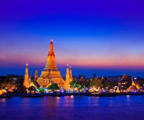 Naklejka premium Wat Arun In the sunset, Bangkok of Thailand