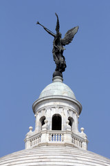 Fototapeta premium Angel of victory atop the dome of Victoria Memorial, Kolkata