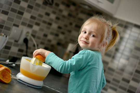 Squeezing orange juice