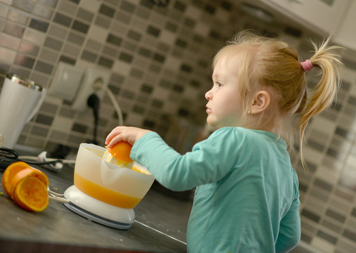 B&eacute;b&eacute; fille faire du jus d'orange