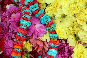 Rolgordijnen Flowers and garlands for sale at the flower market in Kolkata © zatletic