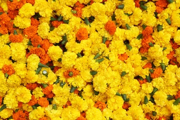 Zelfklevend Fotobehang Flowers and garlands for sale at the flower market in Kolkata © zatletic