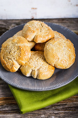 Selbstgebackene Hamburgerbrötchen