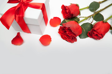 rote rosen und geschenk