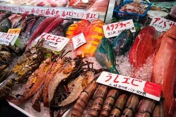 Crédence de cuisine en verre imprimé Japon Bright colors of fresh seafood on japanese market