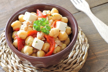 Chickpea salad with tuna, bell pepper and feta cheese