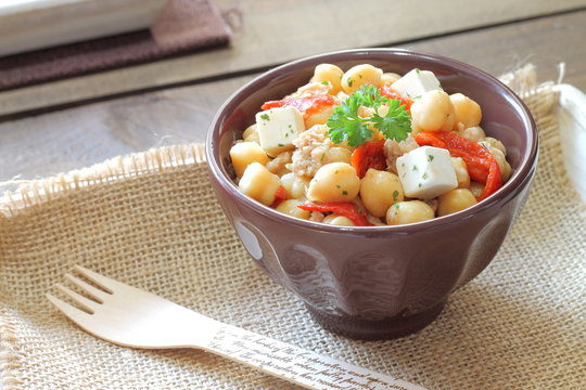 Chickpea salad with tuna, bell pepper and feta cheese