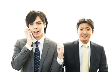 ガッツポーズの二人のビジネスマン