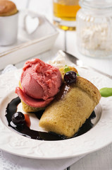 Rum Baba mit Erdbeereis