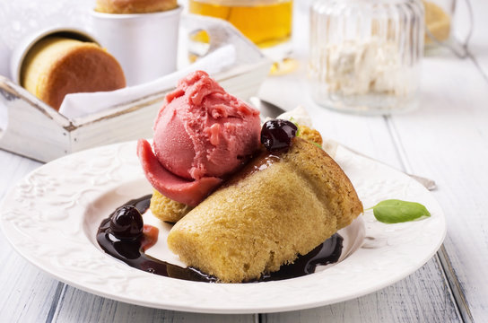 Rum Baba mit Erdbeereis