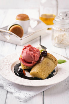 Rum Baba mit Erdbeereis