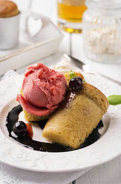 Rum Baba mit Erdbeereis