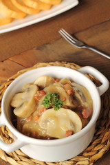 Mushrooms and prosciutto casserole