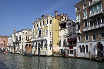 Fototapeta na wymiar Houses and Buildings in water of Venice Grand Channel