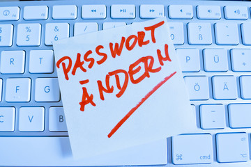 Notiz auf Computer Tastatur: Passwort ändern