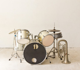 Fototapeta na wymiar set of drums in white room