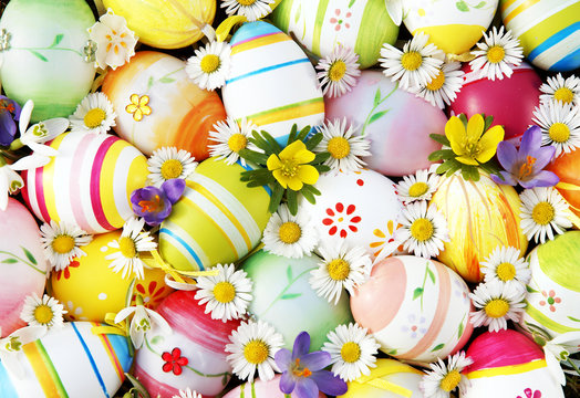 Ostereier mit Fr&uuml;hlingsblumen