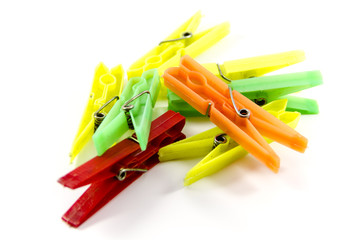 Plastikwäscheklammern auf weißem Hintergrund