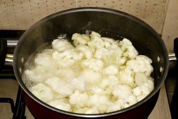 Frischer Blumenkohl kochen im Kochtopf