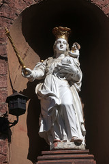 Obraz premium Madonna with child Jesus, Statue on the street of Miltenberg