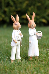 Festlich angezogenes Osterhasenpaar im Garten