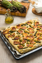 Focaccia con asparagi e formaggio