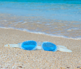 Fototapeta na wymiar blue sea goggles